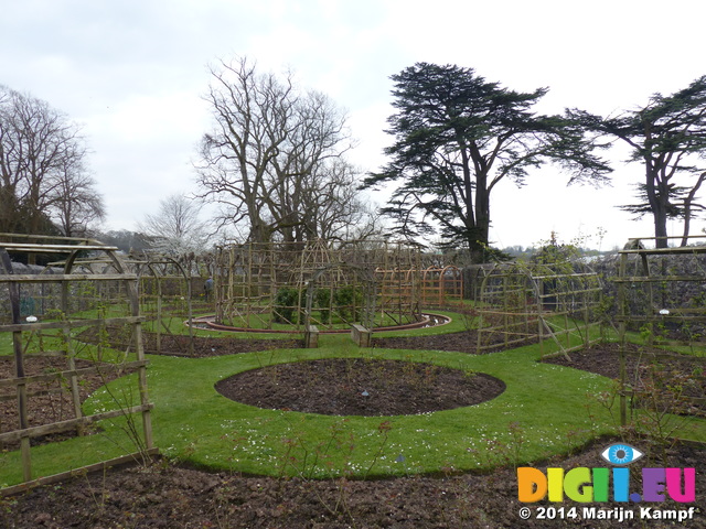 FZ004550 Still empty trellises in castle gardens